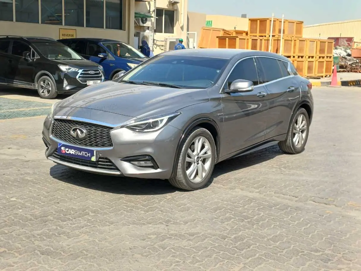 Infiniti Q30 2017 — photo 1